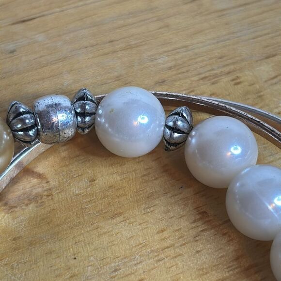 Set of 3 silver tone white and cream faux pearl bracelets with starfish charm - Picture 4 of 6